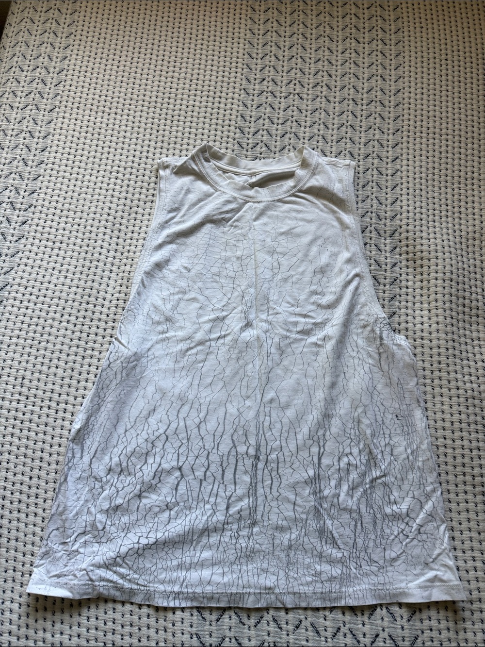 Lululemon White Sleeveless Muscle Tank with Subtle Gray Crackle Pattern